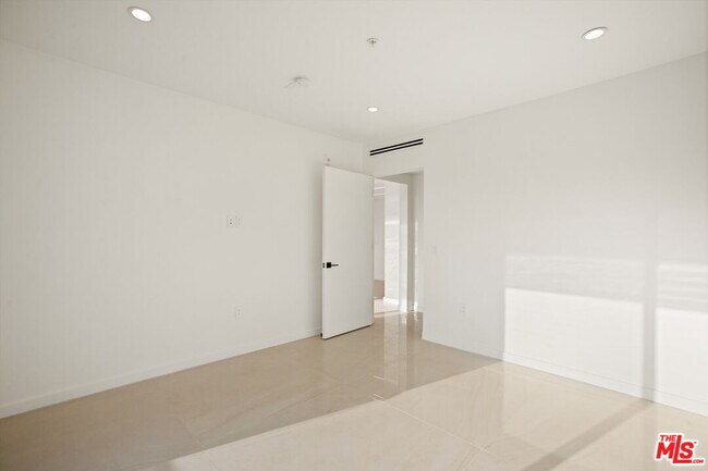 Building Photo - 1414 S Beverly Dr