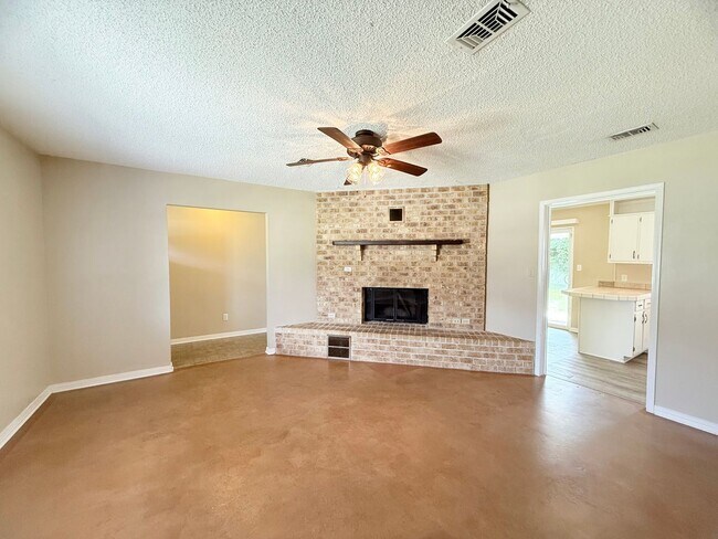Building Photo - Charming 3-Bedroom - Pace