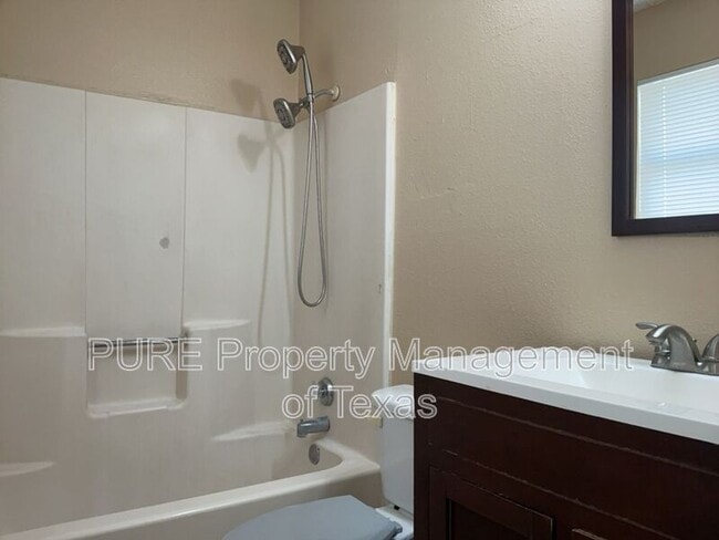 Building Photo - 2028 Redwing Way