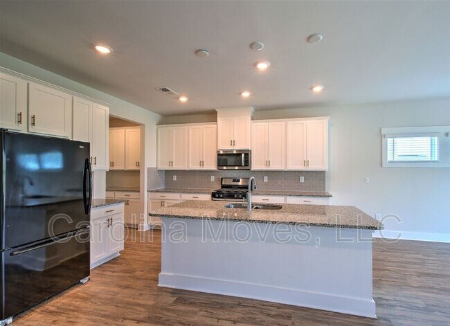 Building Photo - 208 Pewter Cir