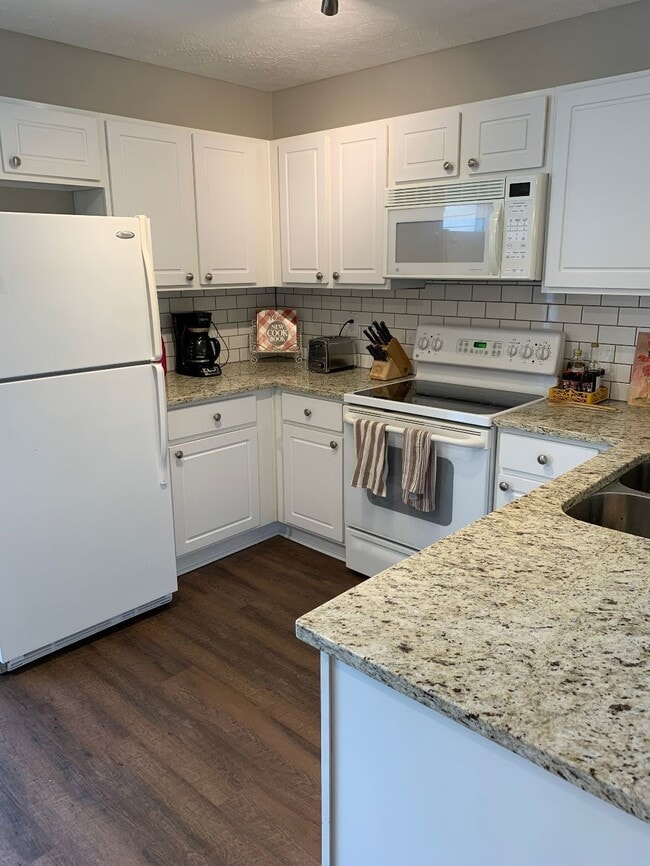 Building Photo - "Charming 2-Bed Oasis with 2.5 Baths in Nashville's Heart - 1,234 Sq Ft of Comfort!" End Unit