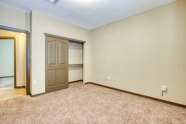 Building Photo - FOR SALE OR FOR RENT 12053 SILVER CROWN RO...