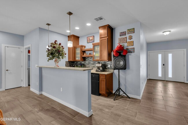 Building Photo - 12631 Mark Twain Ave