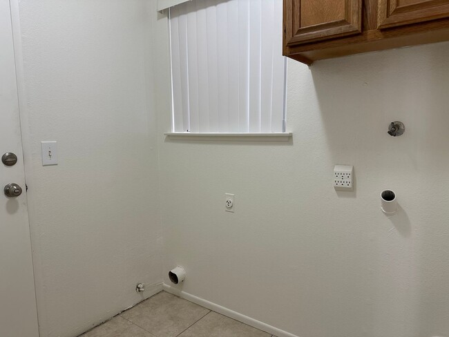 Building Photo - SPACIOUS NEWLY RENOVATED 3BED2BATH HOME WI...