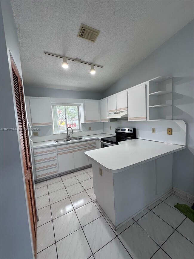 Building Photo - 2210 W 74th St