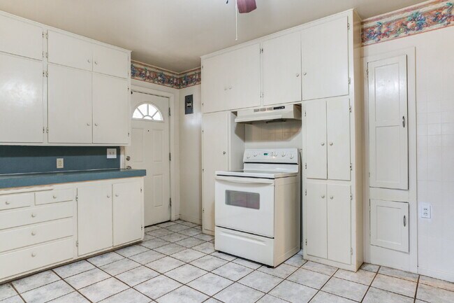 Building Photo - Pre-lease 2026! Corner lot house with Large bedrooms