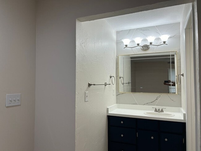 Building Photo - Water view - Pool home