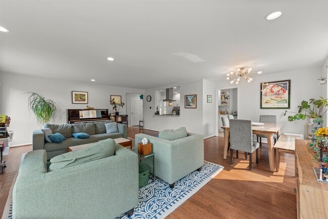 Building Photo - Spacious 4-Bedroom Mid-Century Home in Vie...