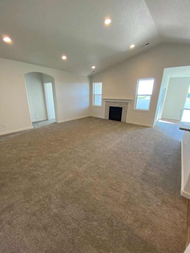 Building Photo - SINGLE FAMILY RANCHER ON ARROW LEAF (APP#146)