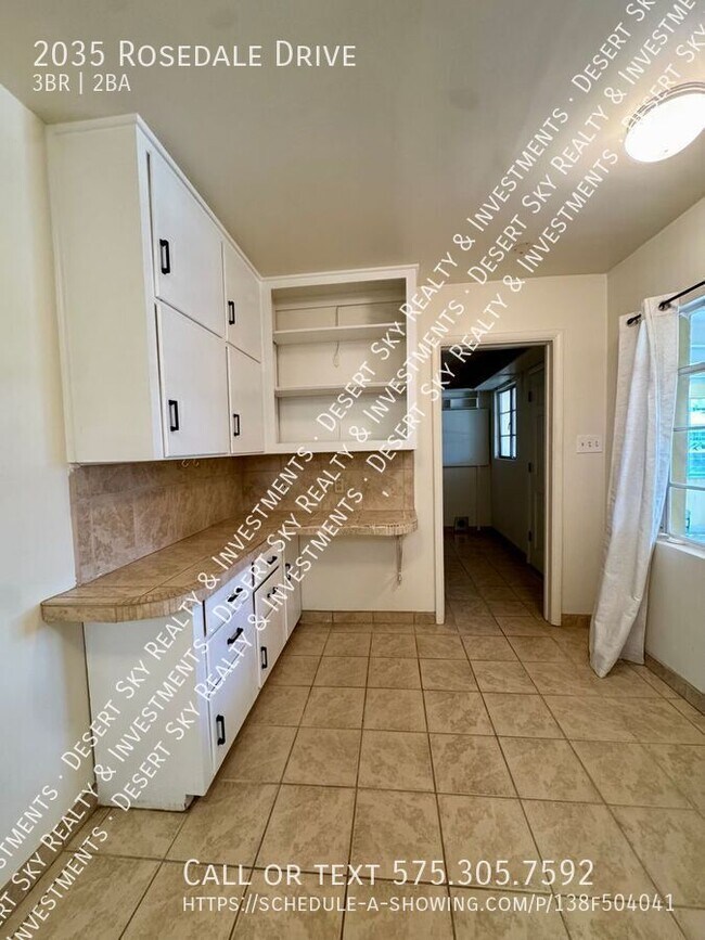 Building Photo - 2035 Rosedale Dr