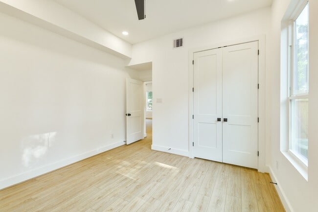 Building Photo - 164 Wallace St