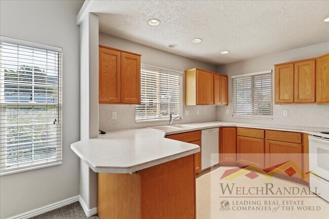 Building Photo - Stylish and Move-In Ready 2-Bedroom Townho...