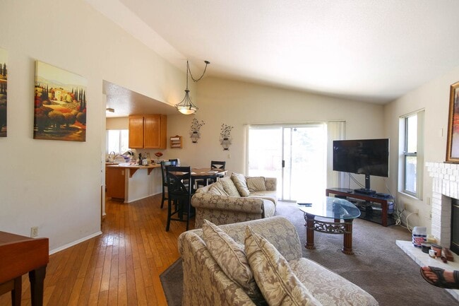 Building Photo - Santa Fe Hills Detached Home