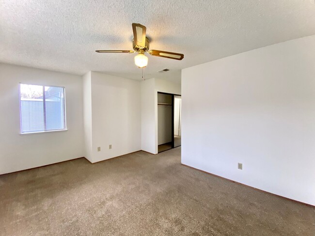 Building Photo - Charming 2-bedroom Condo for Rent! - Arden...