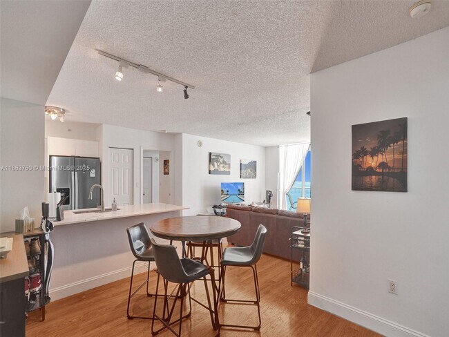 Building Photo - 1155 Brickell Bay Dr