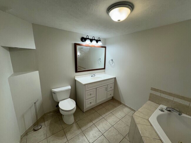 Building Photo - 1002 B St