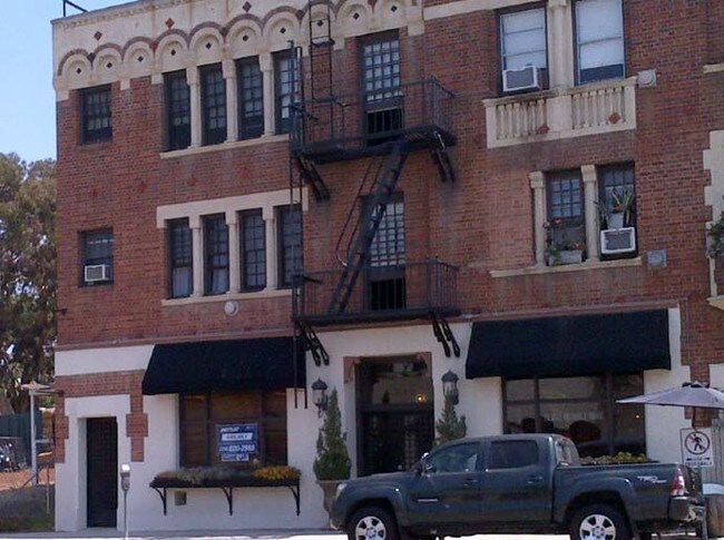 Building Photo - 562-564 N Larchmont Blvd