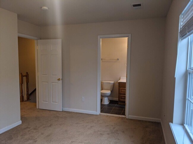 Building Photo - 3 Bedroom Townhouse for Rent in Waynesboro!