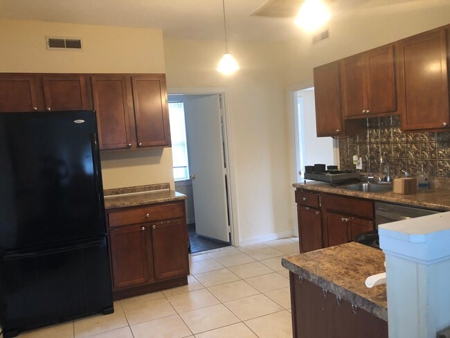 Building Photo - 829 Princeton Blvd