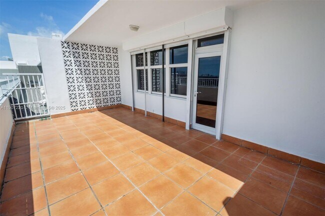 Building Photo - 4747 Collins Ave