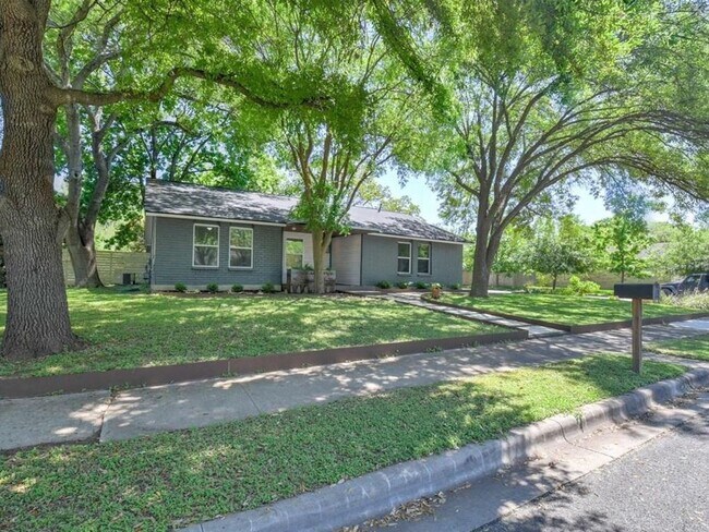 Building Photo - 6605 Clubway Ln