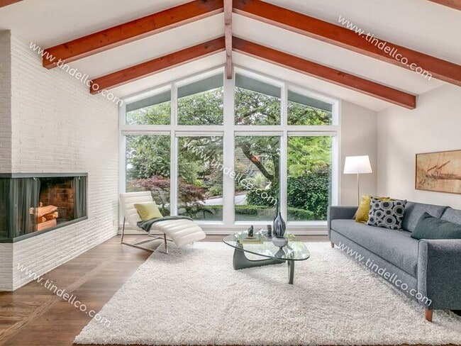 Building Photo - Spacious Mid-Century Modern Home in Counci...
