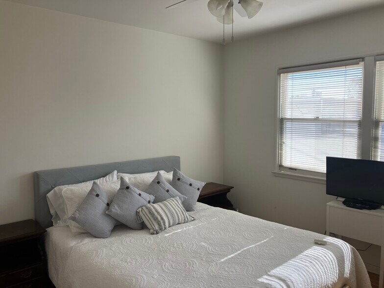 Building Photo - 834 12th St