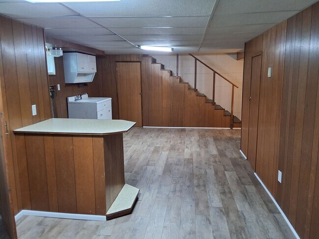 Building Photo - Beautiful 3 Bed, 2 Bath with walk out fini...