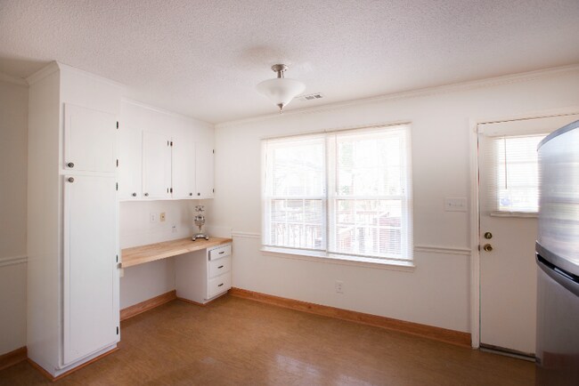 Building Photo - 318 E Millbrook Rd