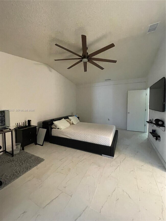 Building Photo - 1625 N 15th Terrace