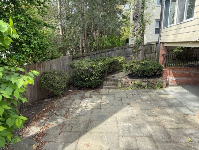 Building Photo - Lovely Home In Sought After Westmoreland Hills