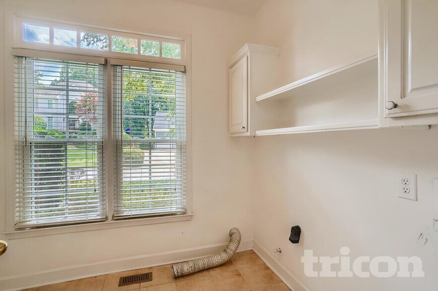 Building Photo - 2207 Lullwater Dr