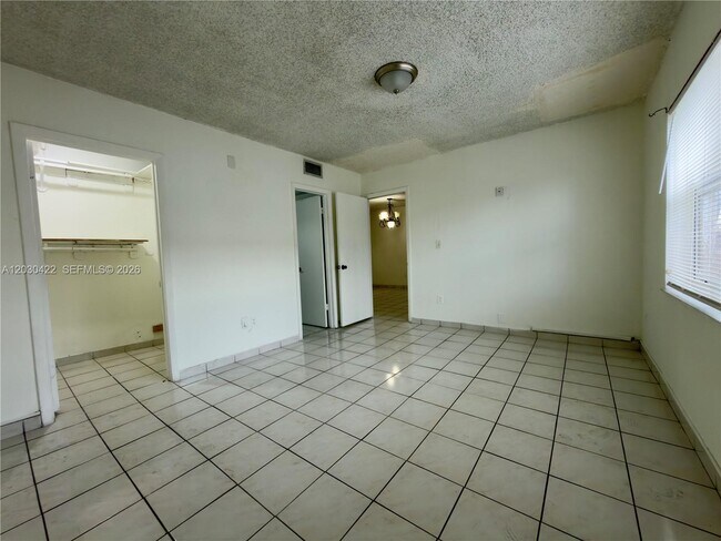 Building Photo - 1035 W 77th St
