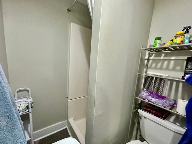 Building Photo - UK STUDENTS — LIVE RIGHT ACROSS FROM KROGER FIELD!