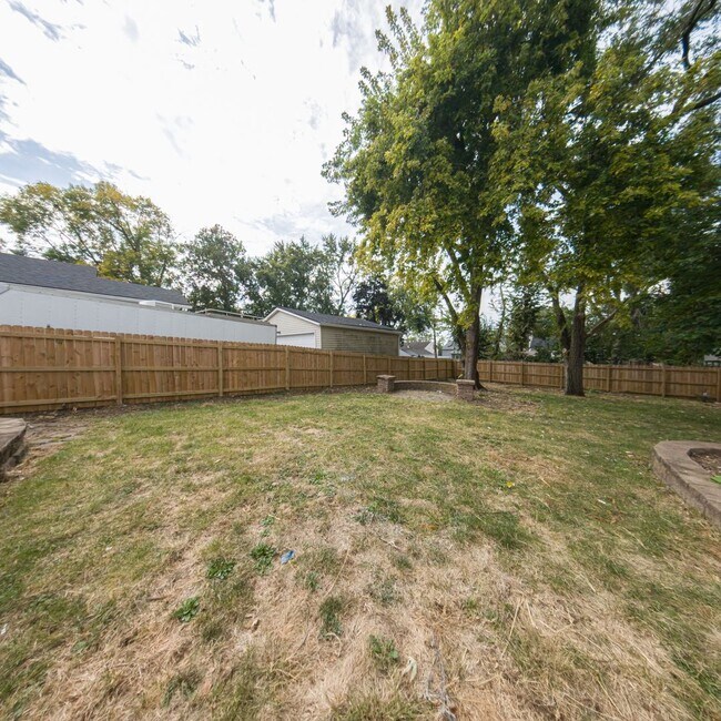 Building Photo - Updated 2-Bedroom, 1-Bath with Large Backyard