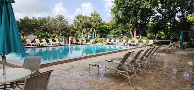 Building Photo - 3150 N Palm Aire Dr