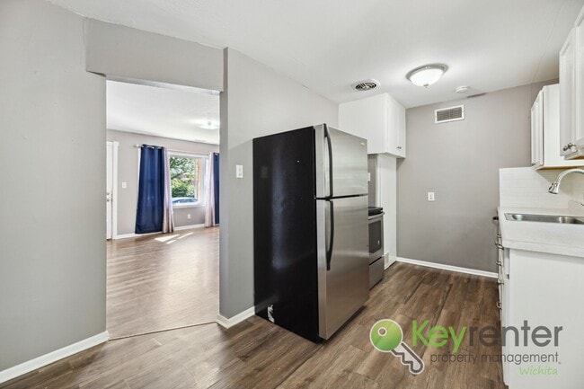 Building Photo - Charming 2bd/1ba close to local shopping and restaurants!