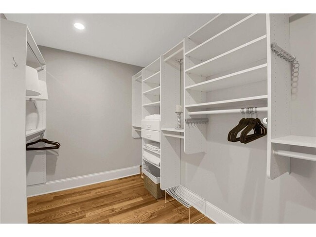 Building Photo - 3465 Deephaven Ave