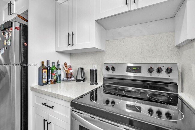 Building Photo - 6550 Royal Palm Blvd