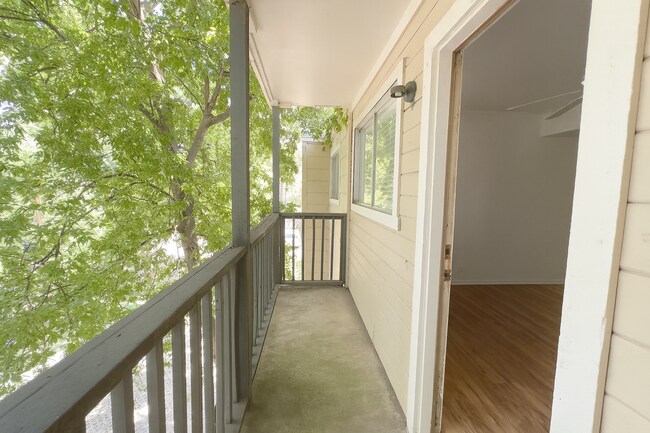 Building Photo - 1010 W 23rd St