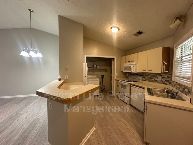 Building Photo - 942 Stewarts Creek Dr