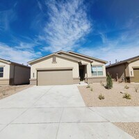 Building Photo - 3 bed 2 bath home in Huning Ranch!
