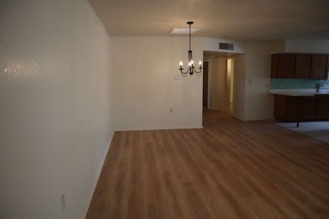 Building Photo - Livable, Lovable, & Avaiable!