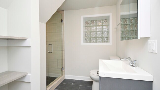 Building Photo - 6429 N Lakewood Ave