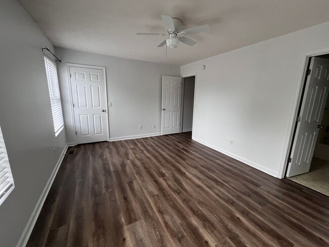 Building Photo - Freshly Painted and New Flooring!