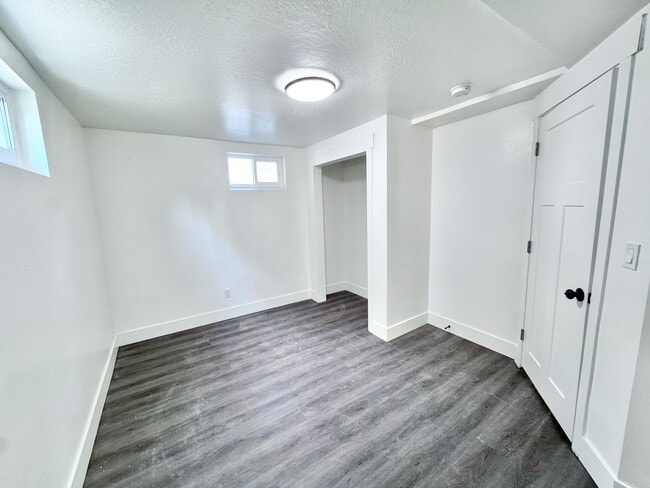 Building Photo - 880 E 200 N