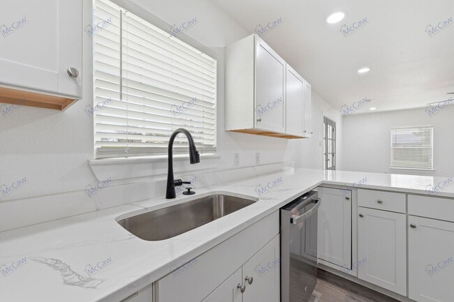 Building Photo - 5901 Farnsworth Ave