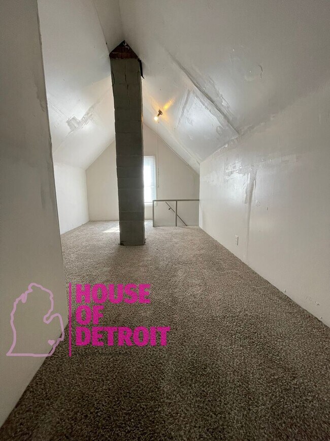 Building Photo - 3 BEDROOM 1 BATH FREE PRE-SCREEN