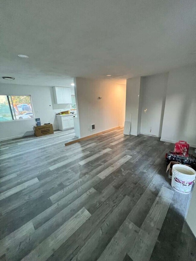 Building Photo - Remodeled 2 bedrooms 2 full baths corner unit apartment in Chula Vista