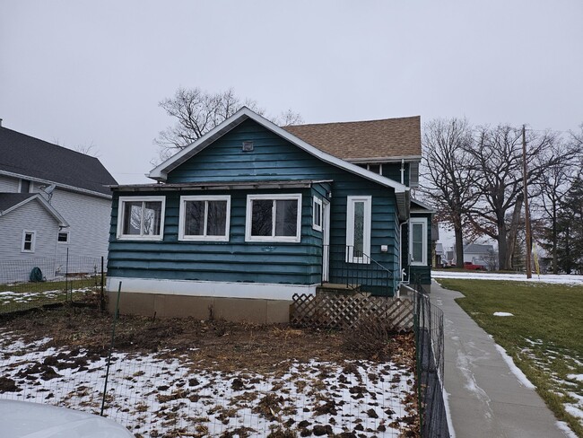 Building Photo - "Cozy 1-Bedroom Upper Duplex